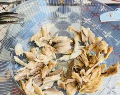 Step <p>Incorpore el agua y las pastillas de caldo. Coloque el Varoma en su posición y programe 20 min./Varoma/vel. cuchara</p><p>Cuando acabe el tiempo programado retire el Varoma. Deje templar el pescado para quitarle las espinas</p><p><br></p><p>Cuando acabe el tiempo programado retire el Varoma. Deje templar el pescado para quitarle las espinas</p><p><br></p><p><br></p> illustration