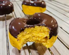 Step <p>Desmoldar los donuts en una rejilla y cubrir con el chocolate fundido</p><p>y a disfrutar de ellos</p> illustration