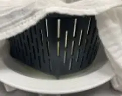 Step <p>Forre el cestillo con un paño limpio y colóquelo dentro de un recipiente más grande, asegurándose de que quede elevado y no toque el fondo.</p> illustration