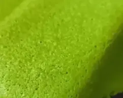 Step <p>Engrase ligeramente con mantequilla una sartén antiadherente y caliéntela a fuego medio. Vierta un cucharón pequeño de masa inclinando la sartén hacia todos lados para cubrir totalmente la base con la masa (la crêpe tendrá aprox. 22 cm Ø y será muy fina). Déjela hacerse durante 2-3 minutos o hasta que los bordes de la crêpe estén ligeramente dorados. Dé la vuelta a la crêpe y hágala durante 1 minuto. Ponga la crêpe en un plato y cúbrala con un paño para mantenerla templada. Repita sucesivamente con la masa restante. Sírvalas templadas.</p> illustration