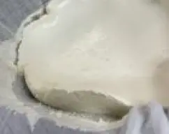 Step <p>Transfiera la mezcla del bol al recipiente forrado. </p><p>Colocar en el frigorífico y dejar reposar 12 horas.</p><p><br></p> illustration