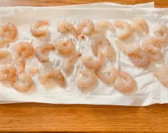 Step <p>Añada los langostinos (asegúrese que quedan bien distribuidos dentro del vaso) e inicie Alta Temperatura o 4m./120º/velcidad cuchara giro inverso. Retire del vaso y reserve.</p><p><br></p> illustration