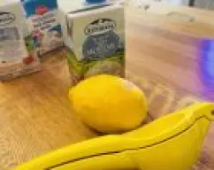 Step <p>Colocar la mariposa dentro del vaso, añadir la nata al vaso y programar 8m/90º/velocidad 3</p> illustration