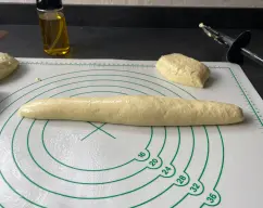 Step <p>Sacamos la masa del vaso, damos forma de cilindro y dividimos en 6 partes. </p> illustration