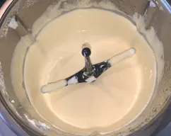 Step <p>Añade el queso mascarpone y mezcla 30 segundos a velocidad 3. Retira la mariposa.</p> illustration