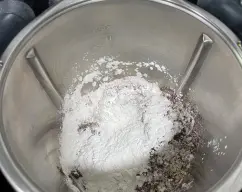 Step <p>Añadir los productos secos, harina de trigo sarraceno, harina de avena, el cacao en polvo, la levadura de reposteria y el almidon de tapioca </p><p>Tamizar 20 segundos a velocidad 10</p> illustration