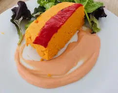 Step <p>CONSEJO</p><p>Si el pescado y las gambas son descongelados, suelta mucha agua</p><p>Secarlo muy bien antes de trocear</p><p>Pero cuando lo ponemos en el molde si sigue soltando líquido, apretar el pastel muy bien contra las paredes del molde y el exceso de líquido tirarlo</p> illustration