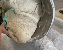 Step <p>Añadir la mezcla en un molde grande o dos moldes más pequeños y dejar reposar dentro del horno sin temperatura hasta que doble el volumen </p> illustration