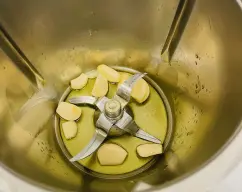 Step <p>Pele los langostinos y reserve también las cáscaras y las cabezas. Ponga los cuerpos de gambones en un plato y las cáscaras y las cabezas en el vaso, añada el agua y programe 10 min/100°C/vel 1. </p><p><br></p> illustration