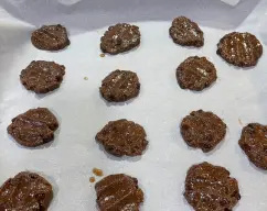 Step <p>hacer bolitas y aplastar</p><p>y hornear a 180 grados 12 minutos</p> illustration