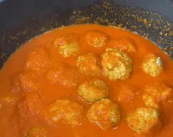 Step <p>Salsa de tomate</p><p> Ponga en el vaso el ajo, la cebolla y el aceite de oliva y trocee 5 seg/vel 5</p><p>Añada el tomate triturado, la sal y la pimienta. Sitúe el Varoma en su posición y programe 20 min/Varoma/vel 1. Sirva las albóndigas calientes con la salsa.</p> illustration