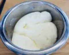 Step <p>Retirar el cestillo con el paño y reservar el suero acumulado en el fondo para utilizarlo para hacer pan o bizcochos..</p><p>Guardar el queso en un recipiente hermético y conservar en el frigorifico</p><p><br></p><p><br></p> illustration