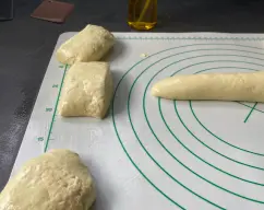 Step <p>Vamos a coger cada pedazo y le damos forma de panecillo, con las manos untadas en aceite</p><p><br></p> illustration