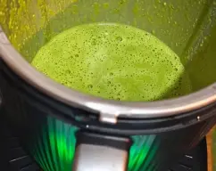 Step <p>incorporar el resto de ingredientes, las espinacas, la leche, el aceite y los huevos y triturar 30 seg velocidad 10</p> illustration