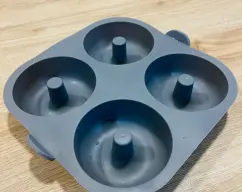 Step <p>Añadir la mezcla en los moldes, dale unos golpecitos para quitar el aire</p><p><br></p> illustration