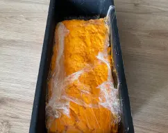 Step <p>Forre con film transparente un molde de cake (aprox. 30x12x10 cm) y reserve.</p> illustration