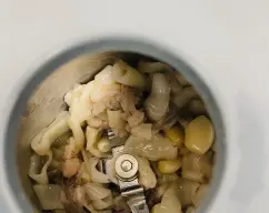 Step <p>Ponga 20 g de aceite y 2 ajos en el vaso y, sin poner el cubilete, sofría 2 min 30 seg/120°C/vel cuchara.</p><p><br></p> illustration